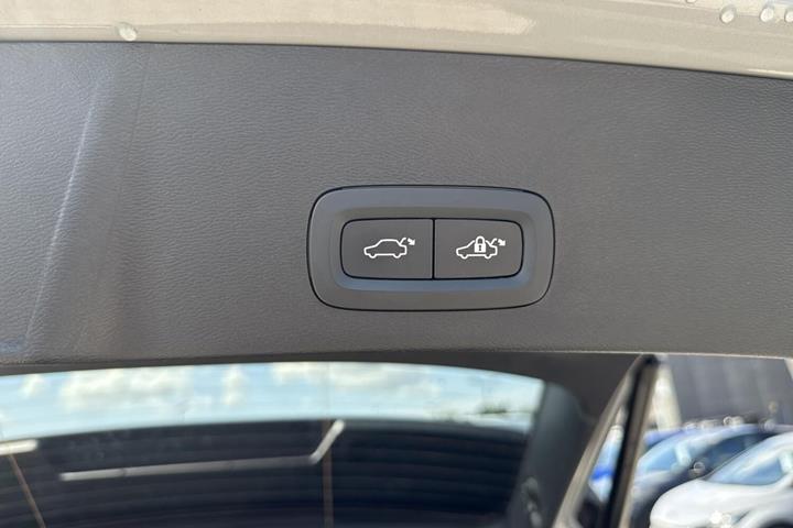 Grå Volvo EX40 fra 2025