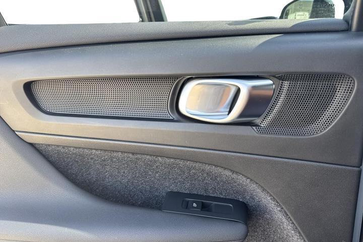 Grå Volvo EX40 fra 2025