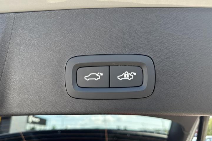 Grå Volvo EX40 fra 2025
