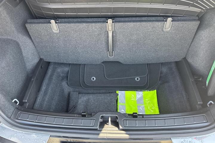 Grå Volvo EX40 fra 2025