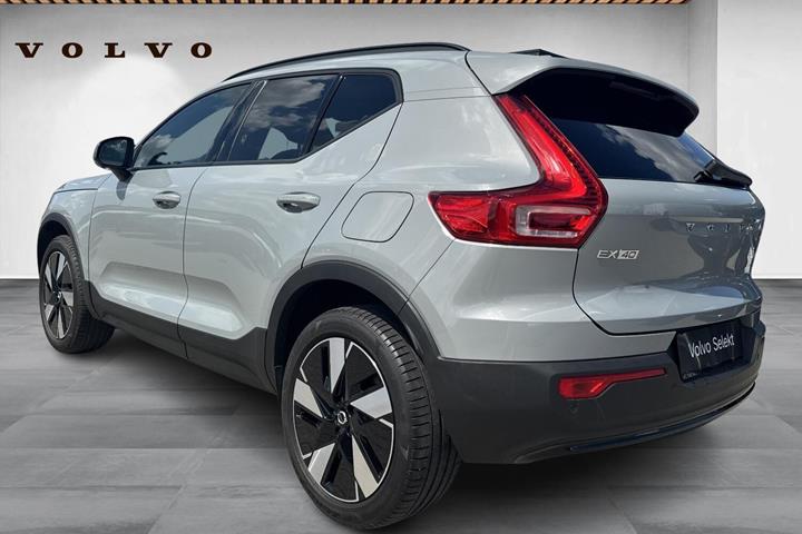 Grå Volvo EX40 fra 2025