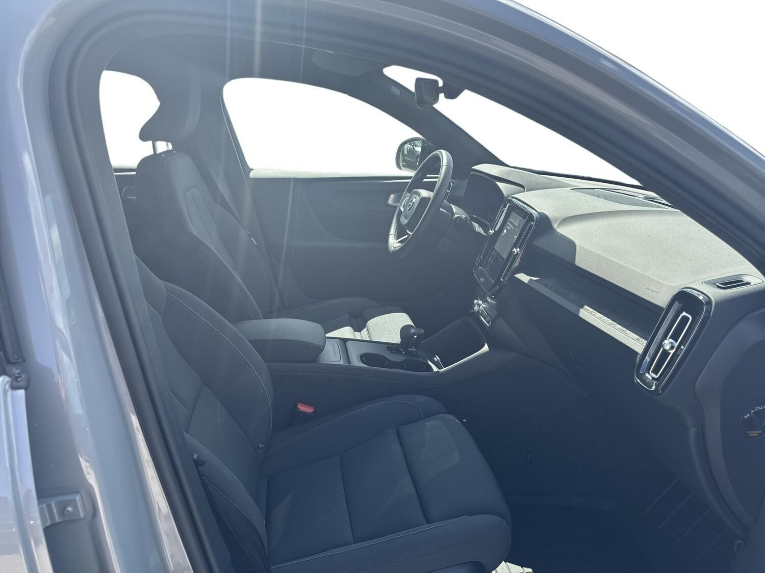 Grå Volvo EX40 fra 2025