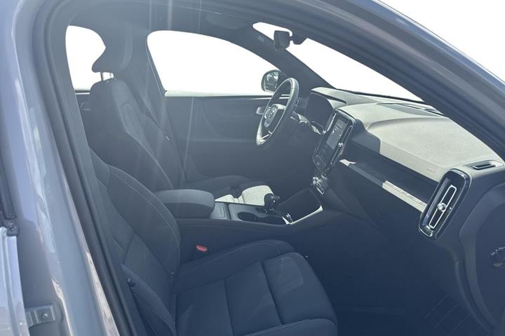Grå Volvo EX40 fra 2025