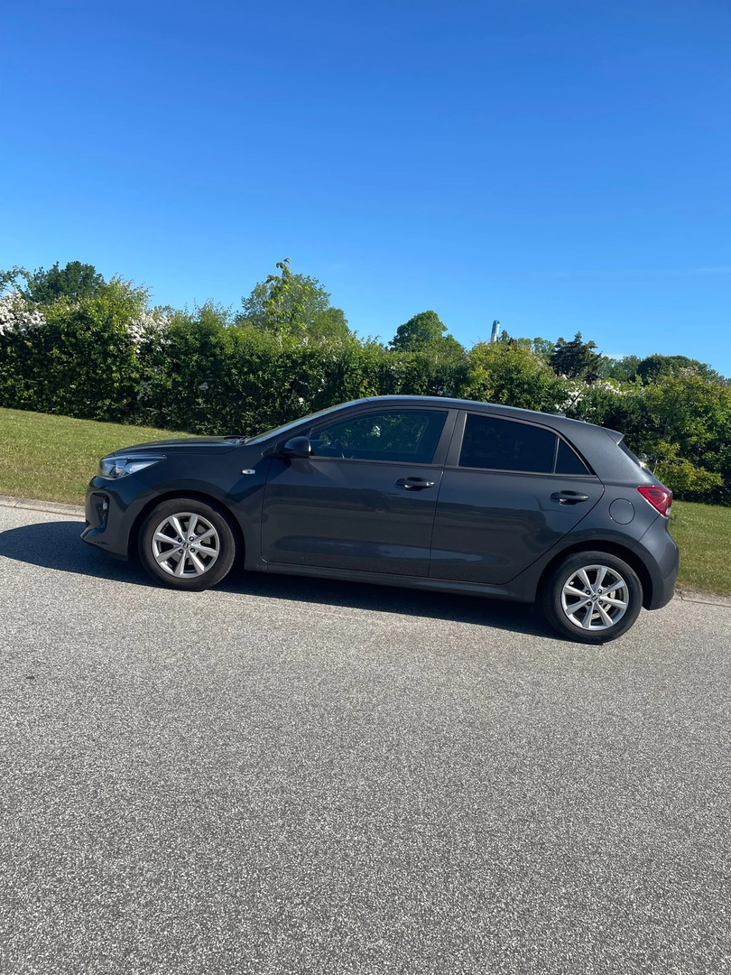Grå Kia Rio fra 2020