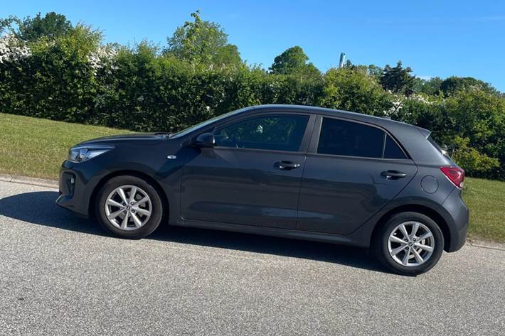 Grå Kia Rio fra 2020