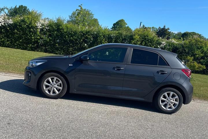 Grå Kia Rio fra 2020