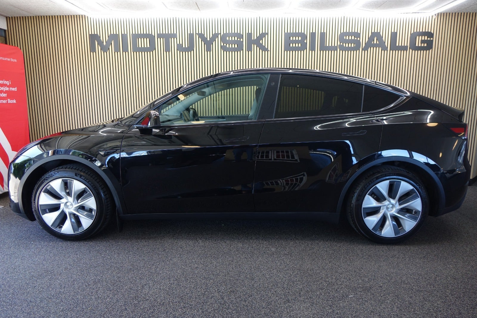 Sort Tesla Model Y fra 2023