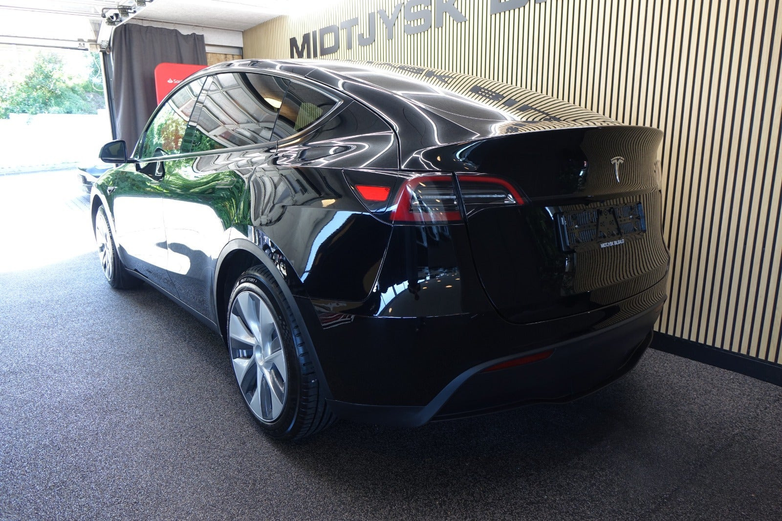 Sort Tesla Model Y fra 2023