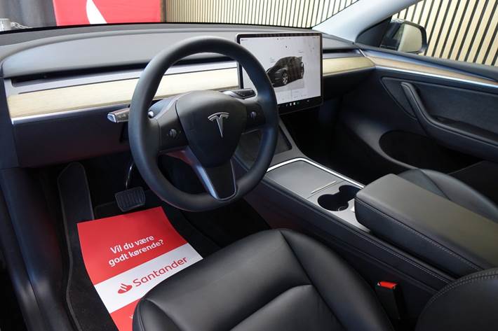 Sort Tesla Model Y fra 2023