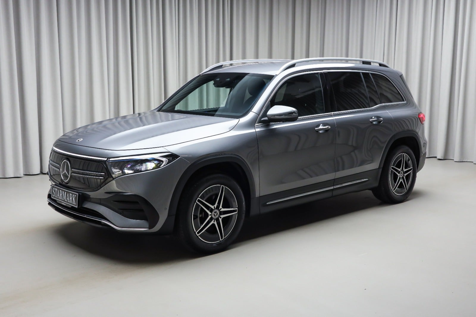 Grå Mercedes EQB300 fra 2023