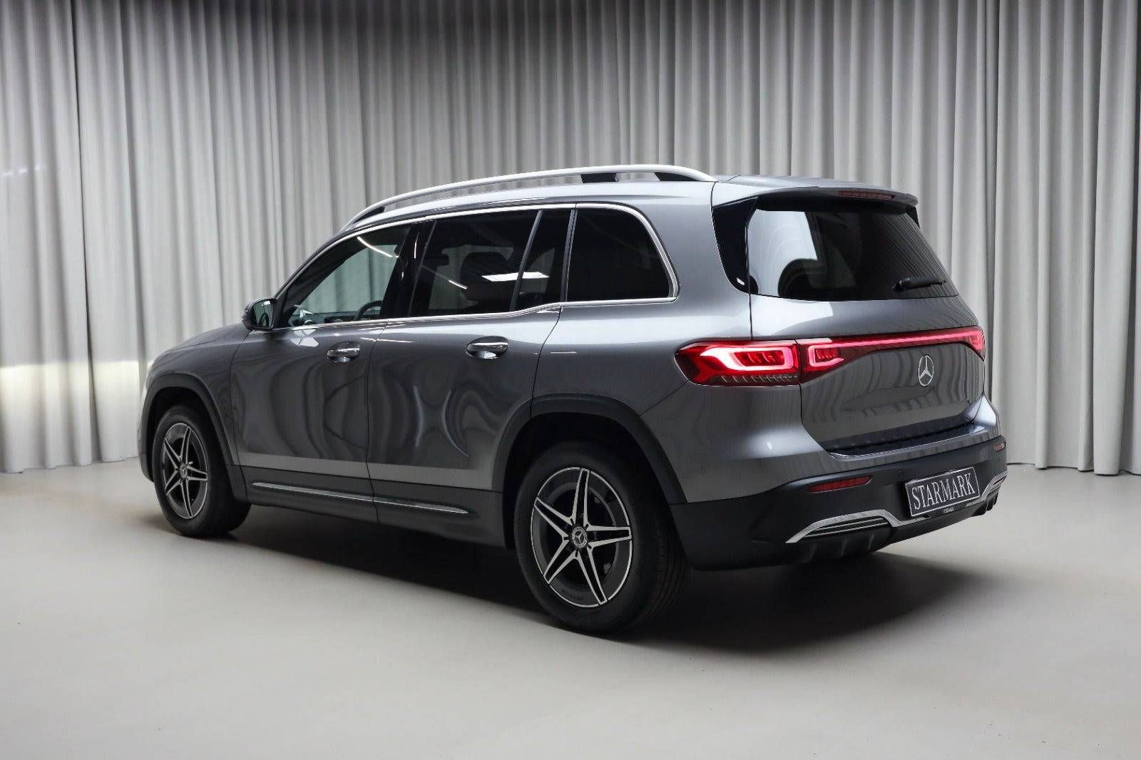 Grå Mercedes EQB300 fra 2023