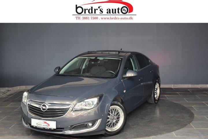 Grå Opel Insignia fra 2016 set udefra
