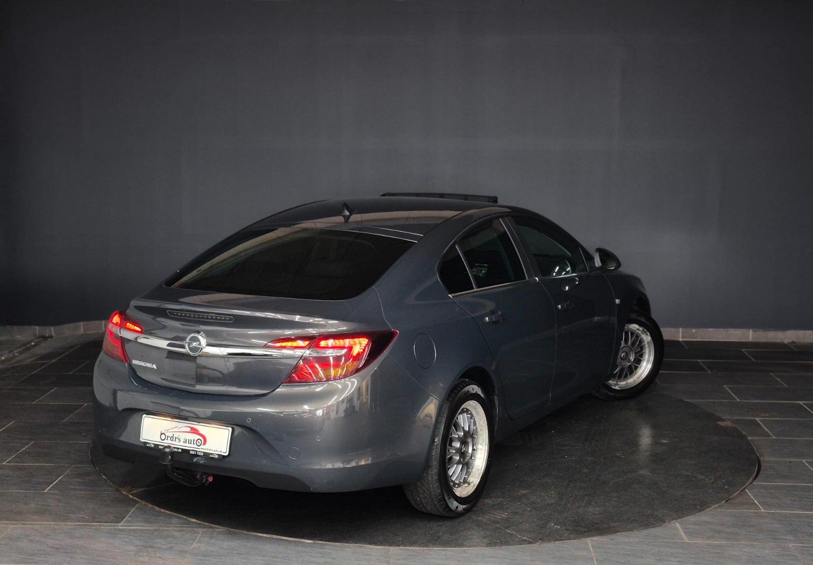 Grå Opel Insignia fra 2016
