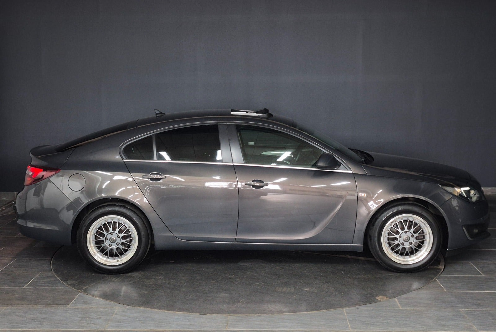 Grå Opel Insignia fra 2016