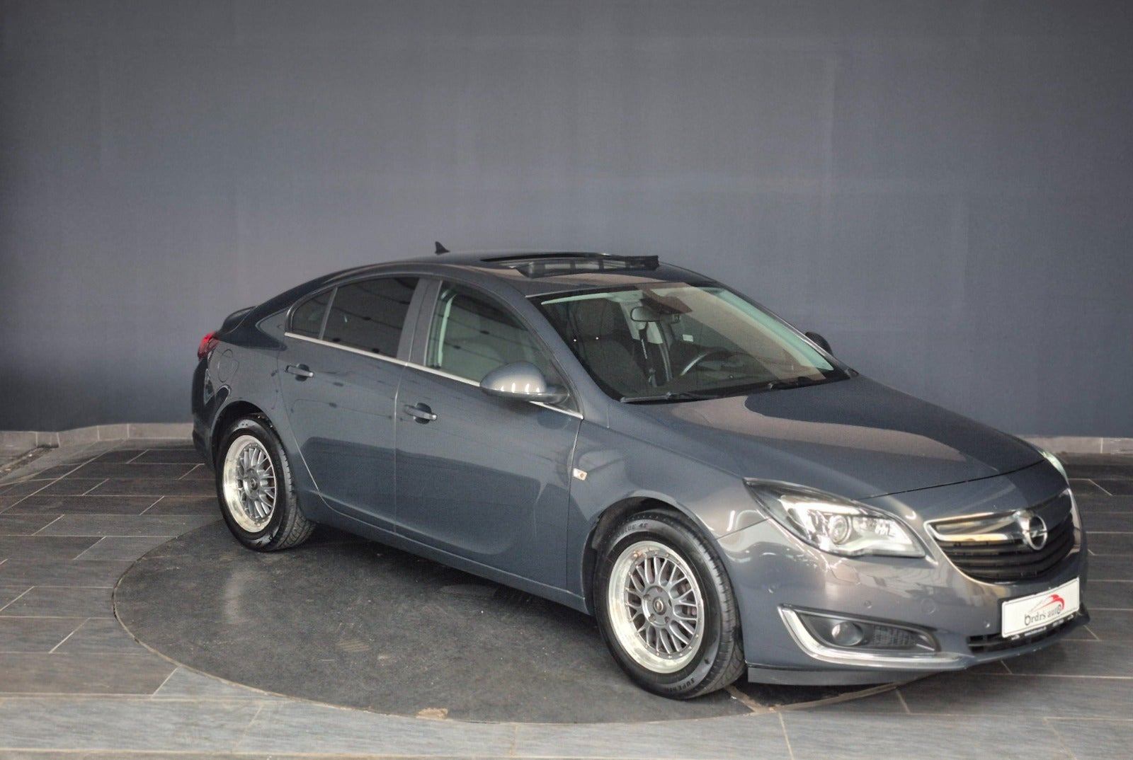 Grå Opel Insignia fra 2016