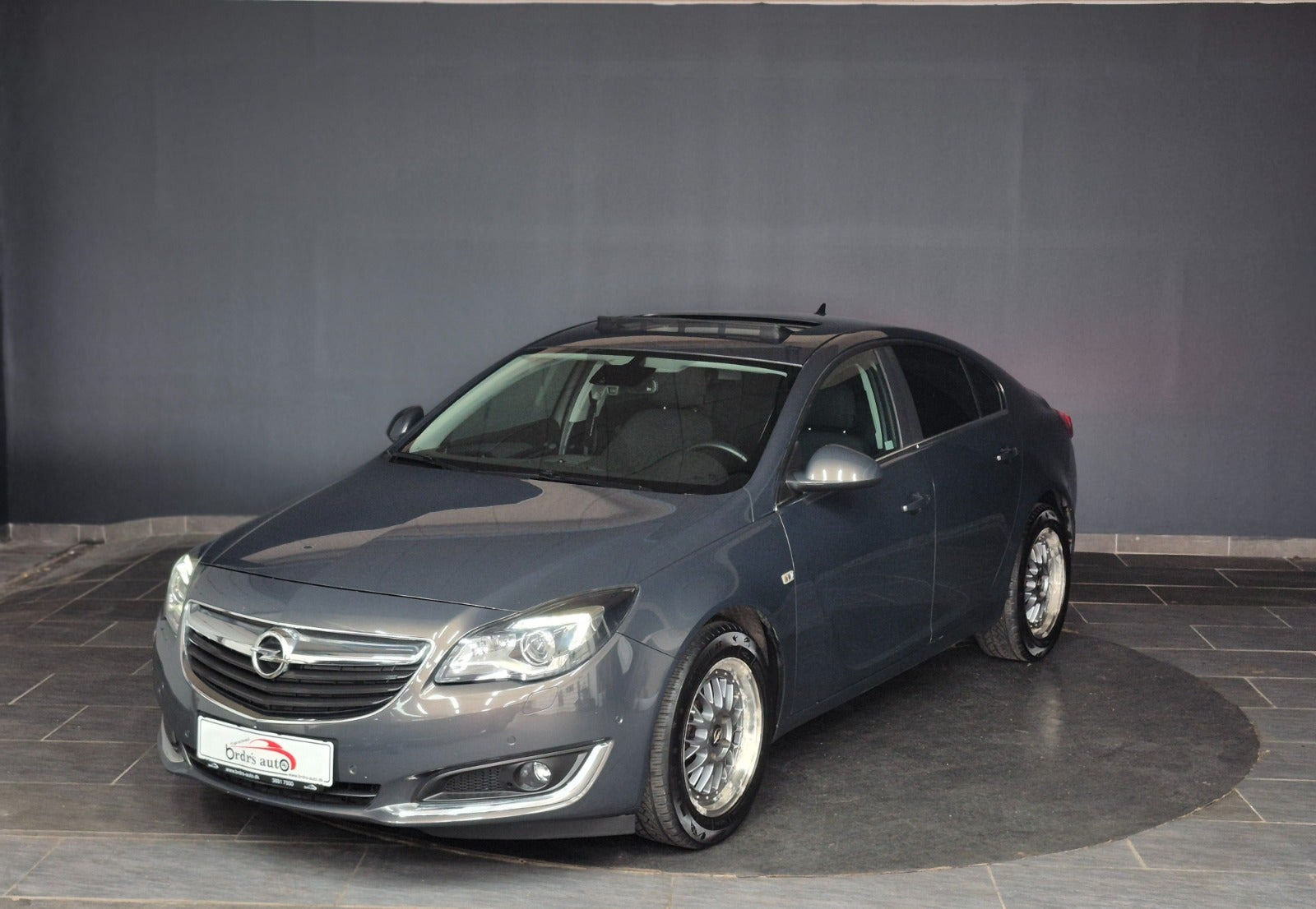 Grå Opel Insignia fra 2016