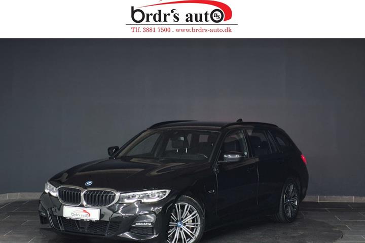 Sort BMW 330e fra 2022 set udefra