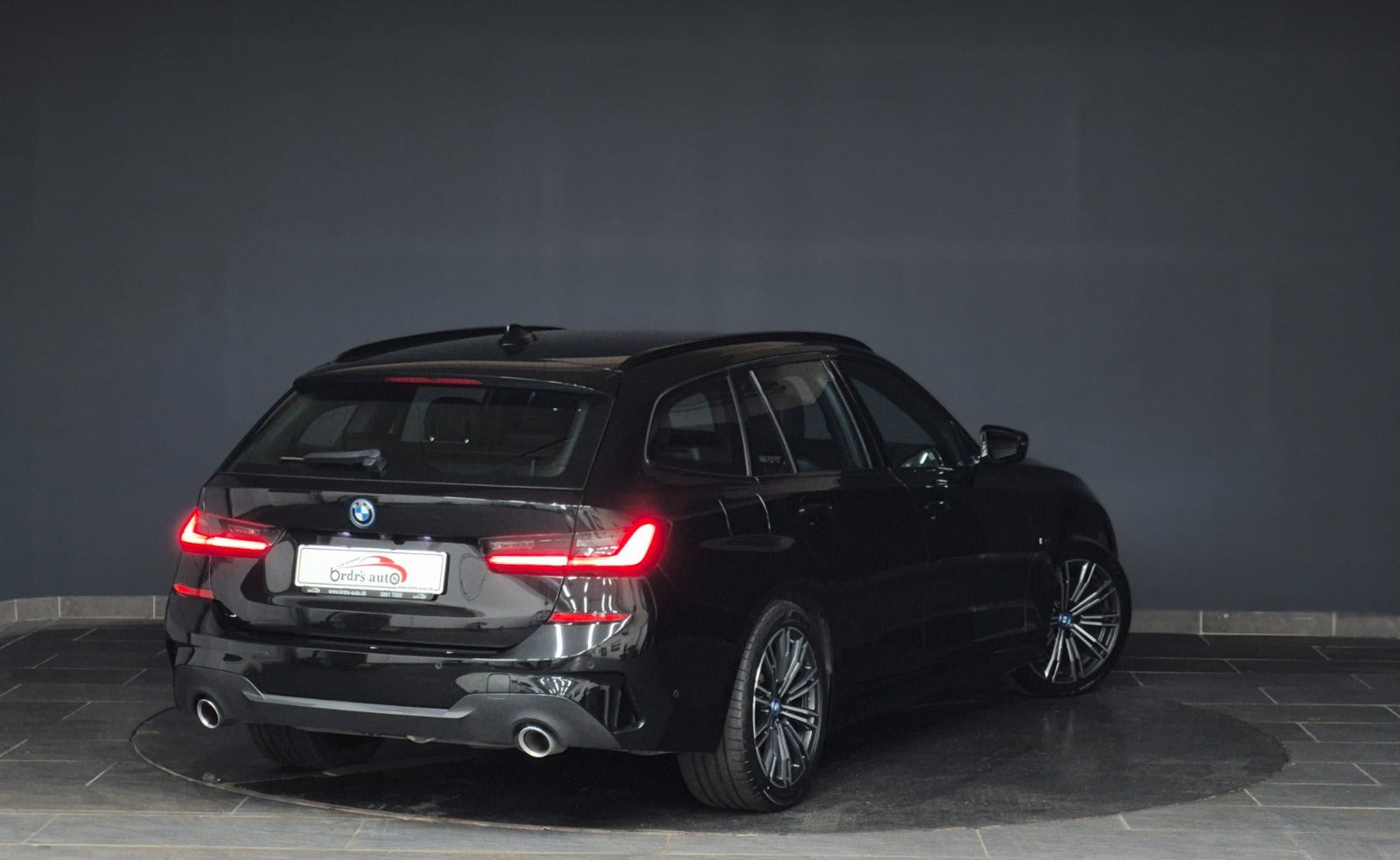 Sort BMW 330e fra 2022