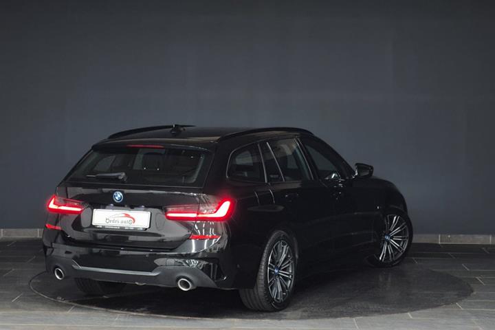 Sort BMW 330e fra 2022