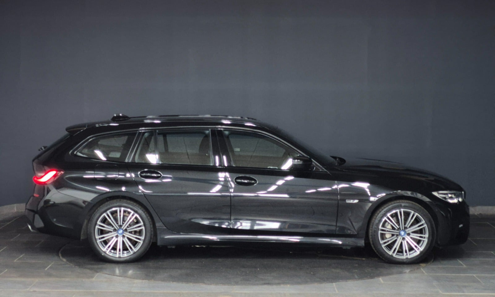 Sort BMW 330e fra 2022