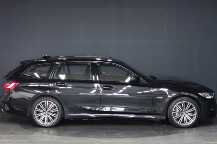 Sort BMW 330e fra 2022