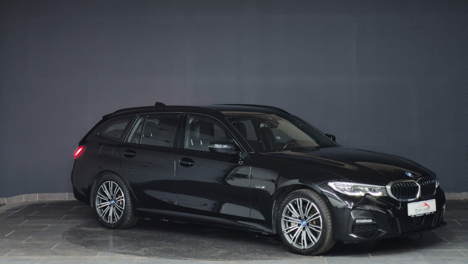 Sort BMW 330e fra 2022