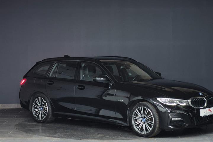 Sort BMW 330e fra 2022