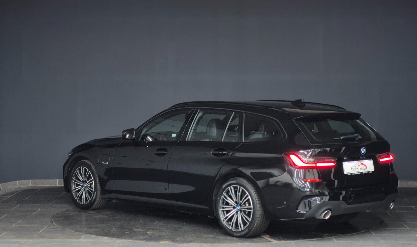 Sort BMW 330e fra 2022