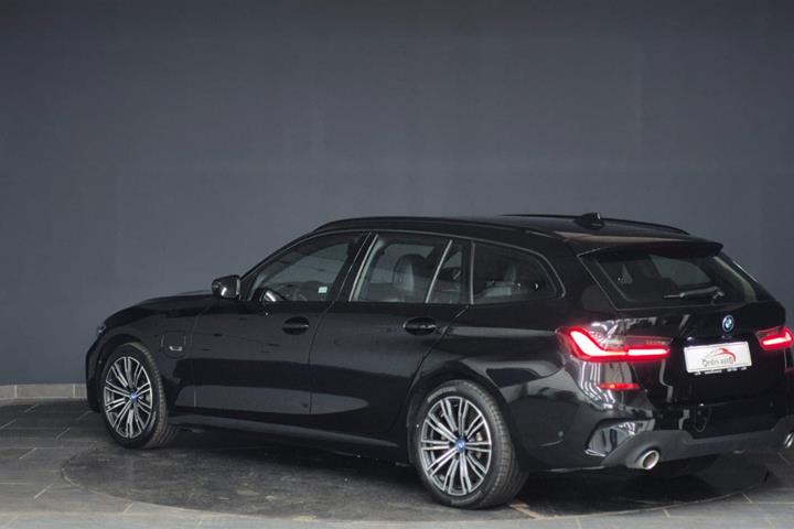 Sort BMW 330e fra 2022