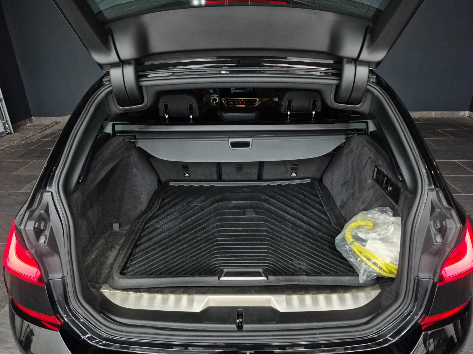 Sort BMW 330e fra 2022