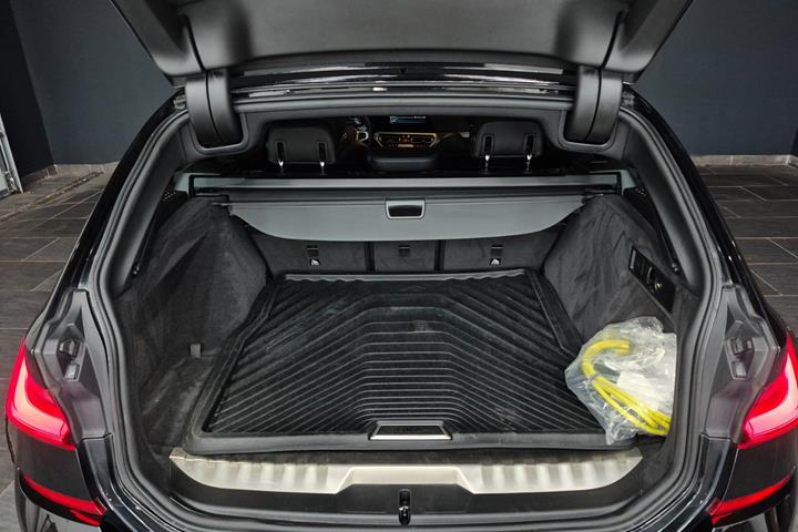 Sort BMW 330e fra 2022