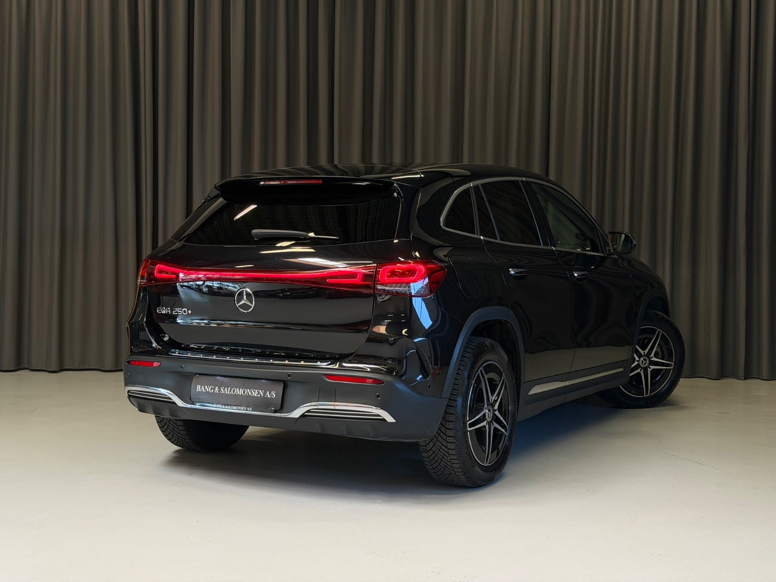 Sort Mercedes EQA250+ fra 2023