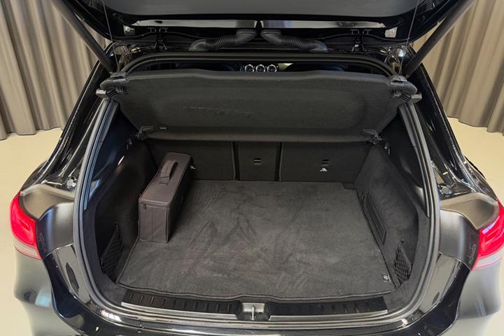 Sort Mercedes EQA250+ fra 2023