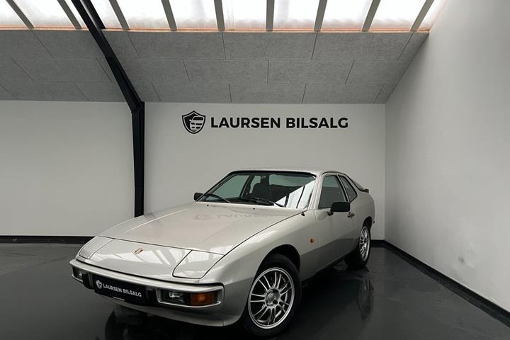 Sølv Porsche 924 fra 1977 set udefra