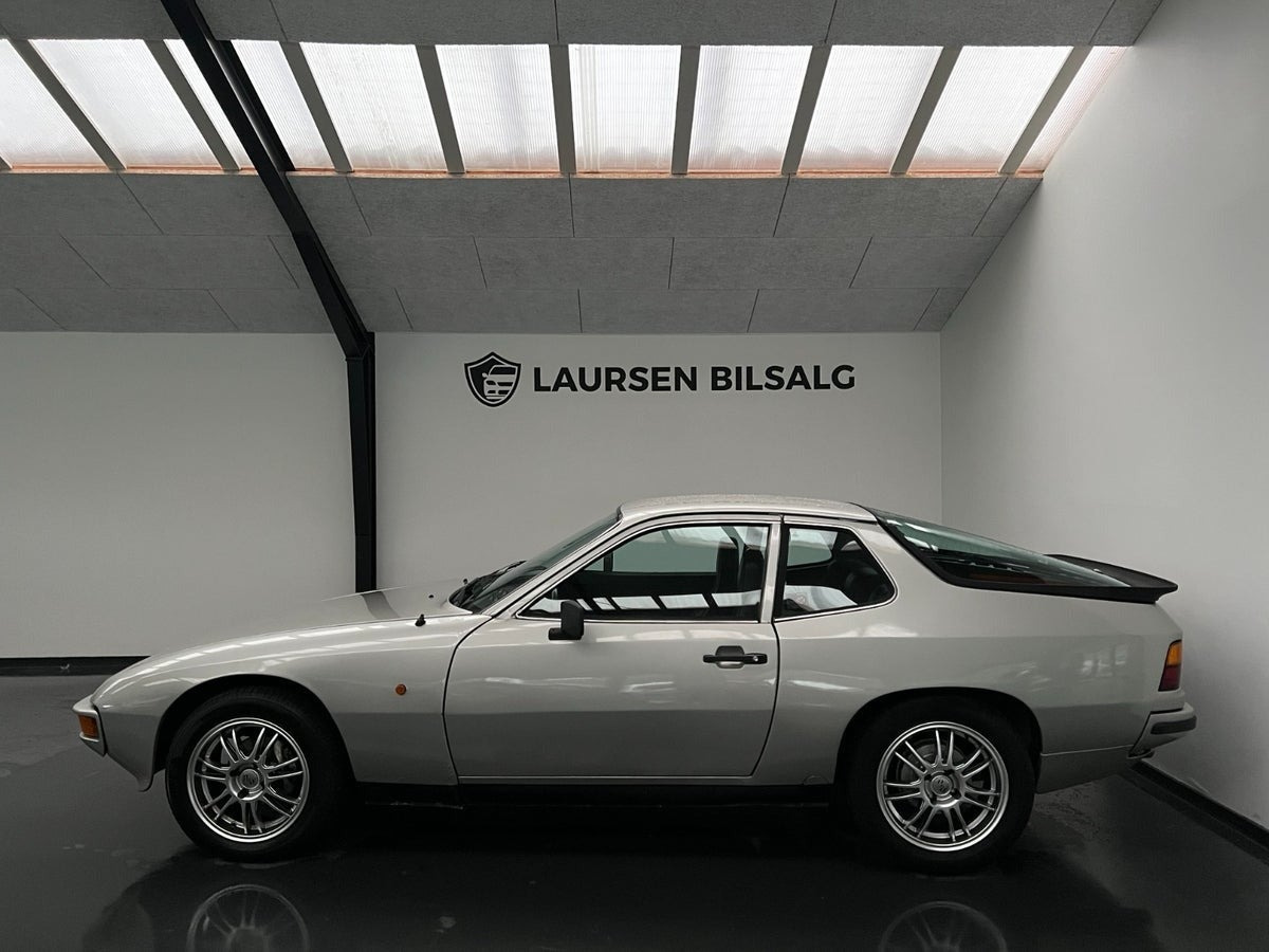 Sølv Porsche 924 fra 1977