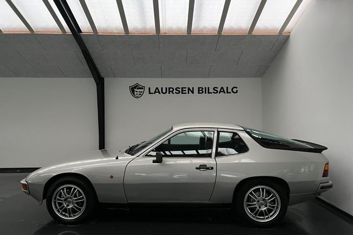 Sølv Porsche 924 fra 1977