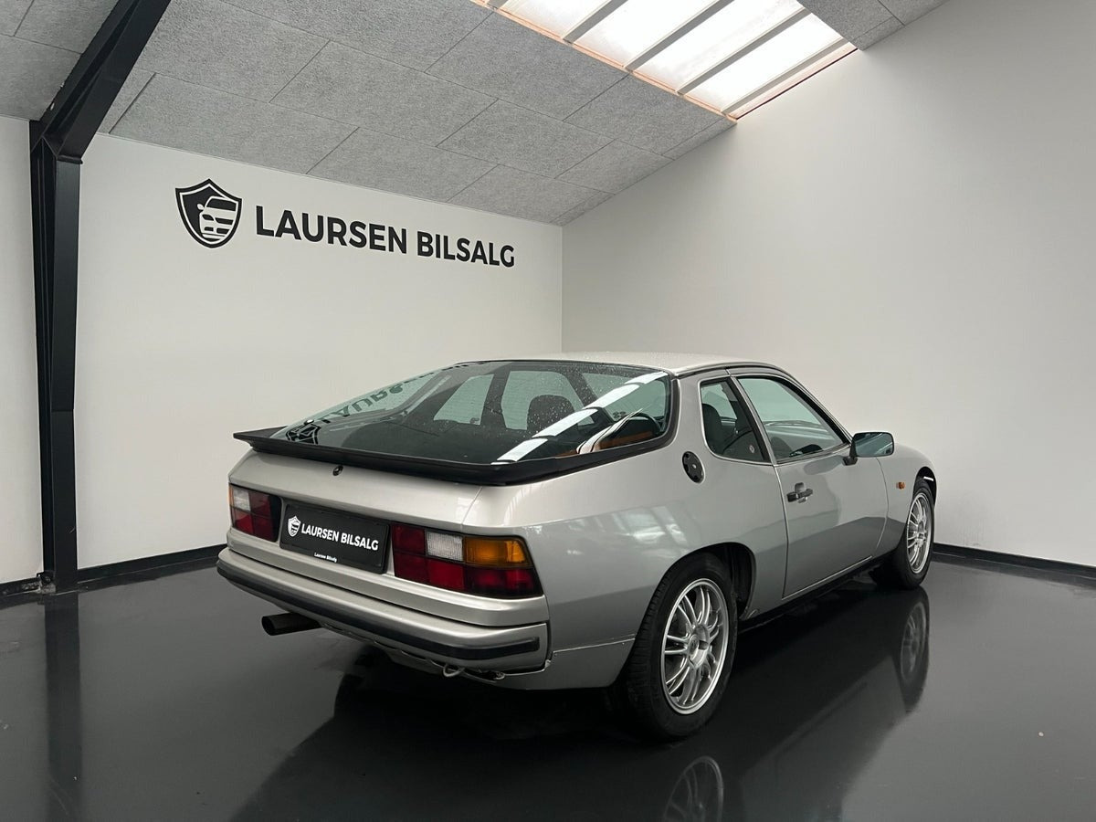 Sølv Porsche 924 fra 1977