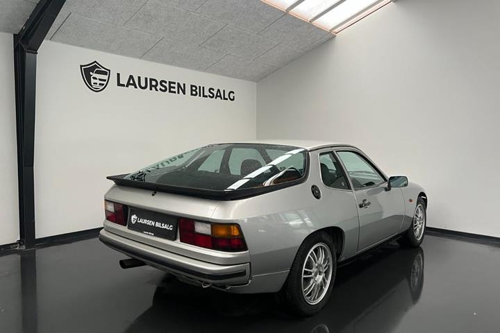 Sølv Porsche 924 fra 1977