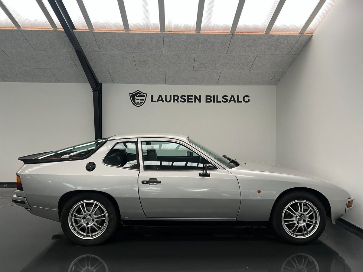 Sølv Porsche 924 fra 1977