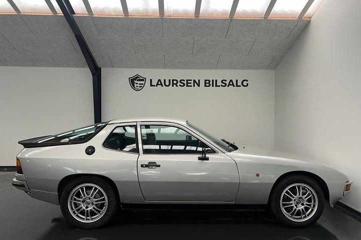 Sølv Porsche 924 fra 1977