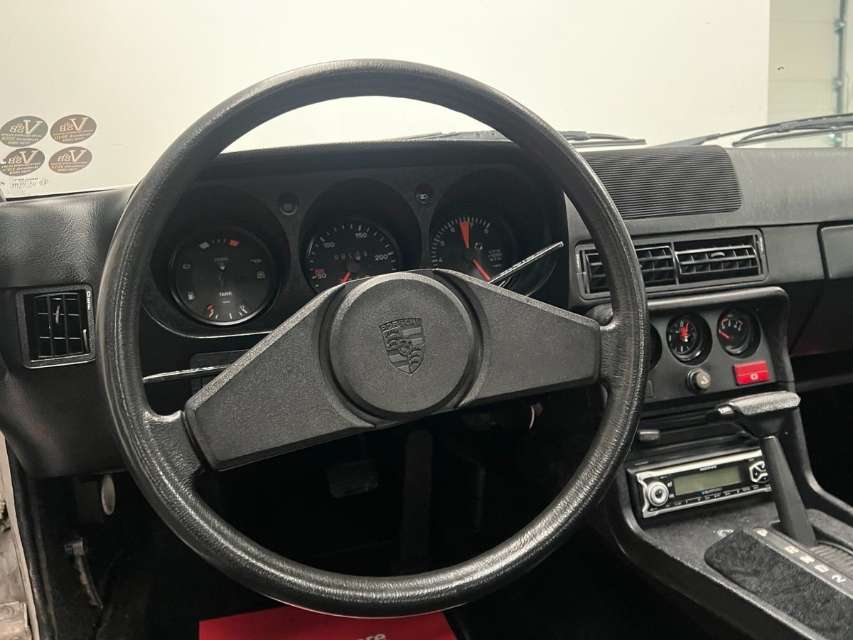 Sølv Porsche 924 fra 1977