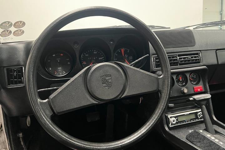 Sølv Porsche 924 fra 1977