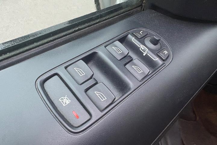 Gul Land Rover Freelander 2 fra 2007 set indefra
