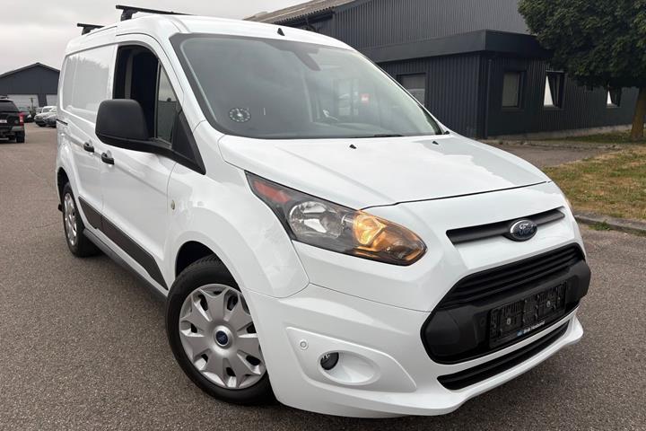 Hvid Ford Transit Connect fra 2020 set udefra