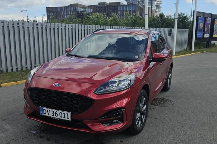 Rød Ford Kuga fra 2022 set udefra