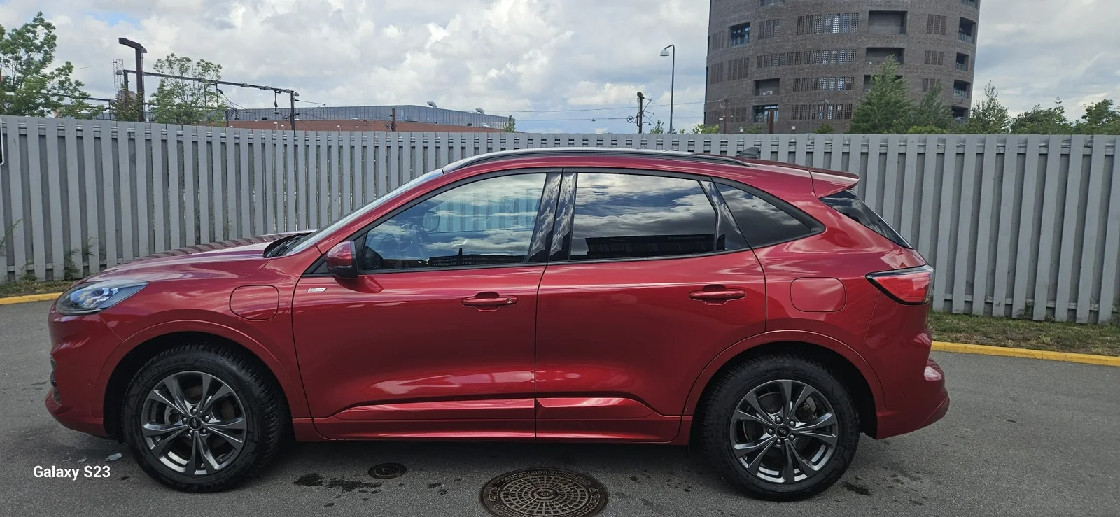 Rød Ford Kuga fra 2022
