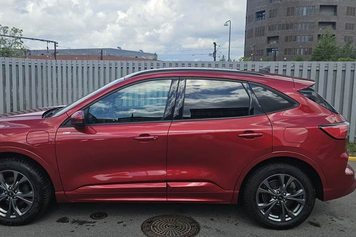 Rød Ford Kuga fra 2022