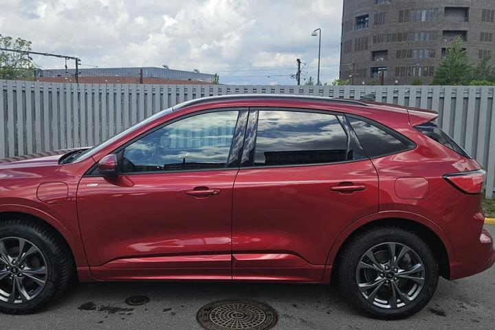 Rød Ford Kuga fra 2022
