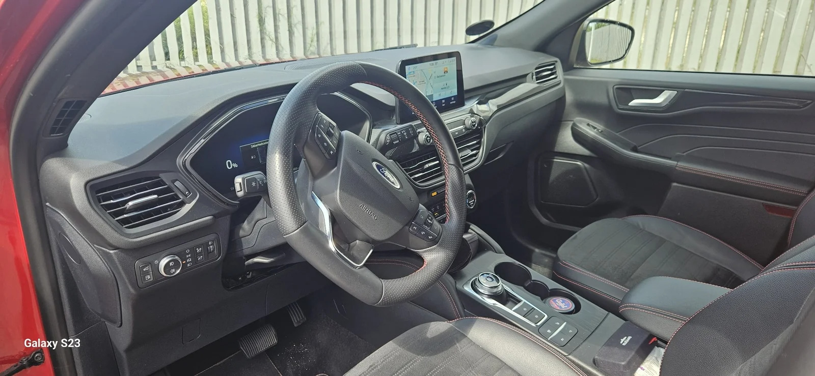 Rød Ford Kuga fra 2022