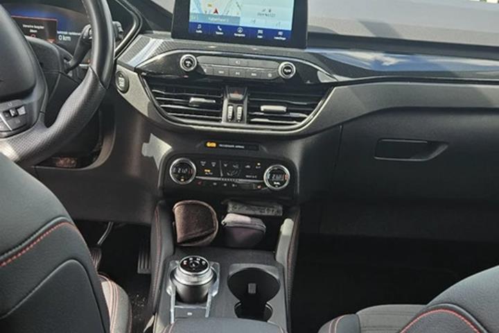 Rød Ford Kuga fra 2022